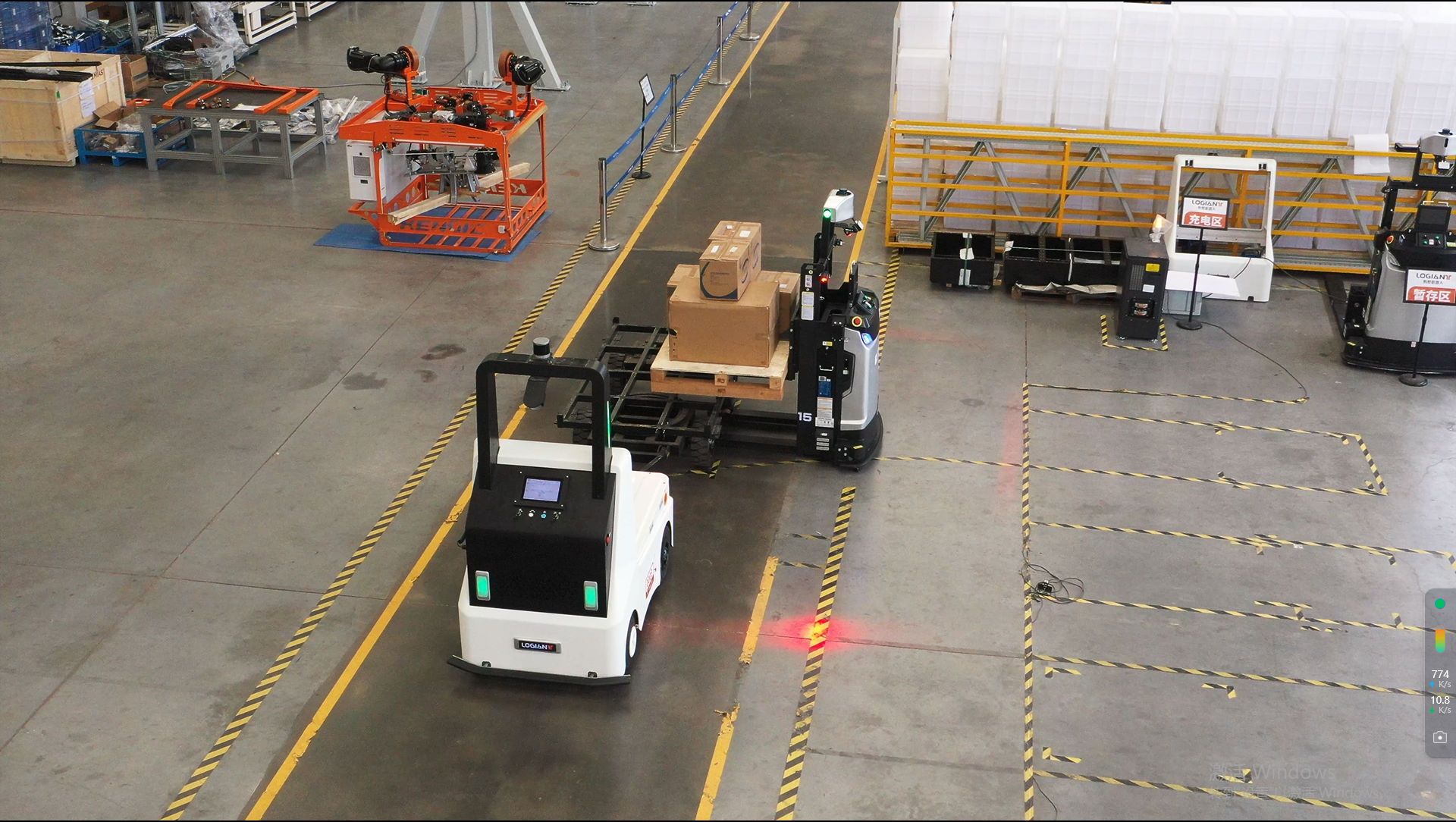 牽引車與叉車接軌工作 圖片